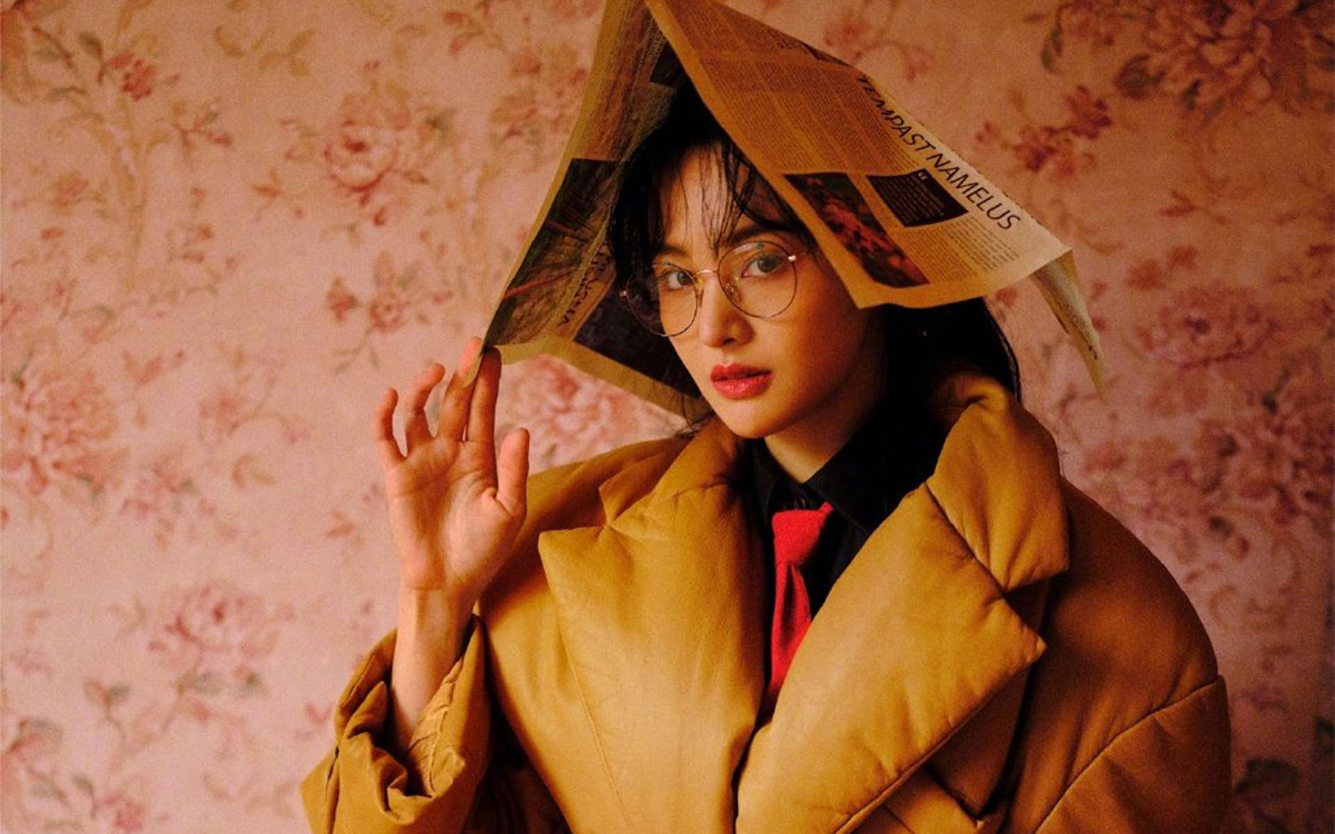 郑爽胶片风复古写真桌面壁纸