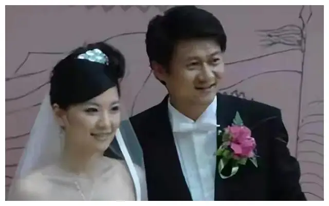 名嘴陈蓉,不仅风光不当主持人,更在海归老公身旁幸福满满!