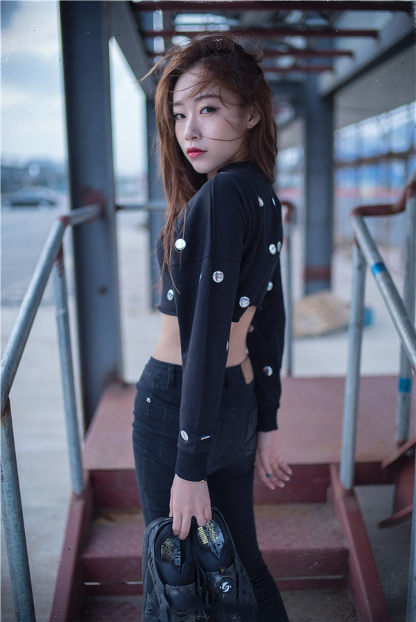 黄予歆性感酥胸迷人写真