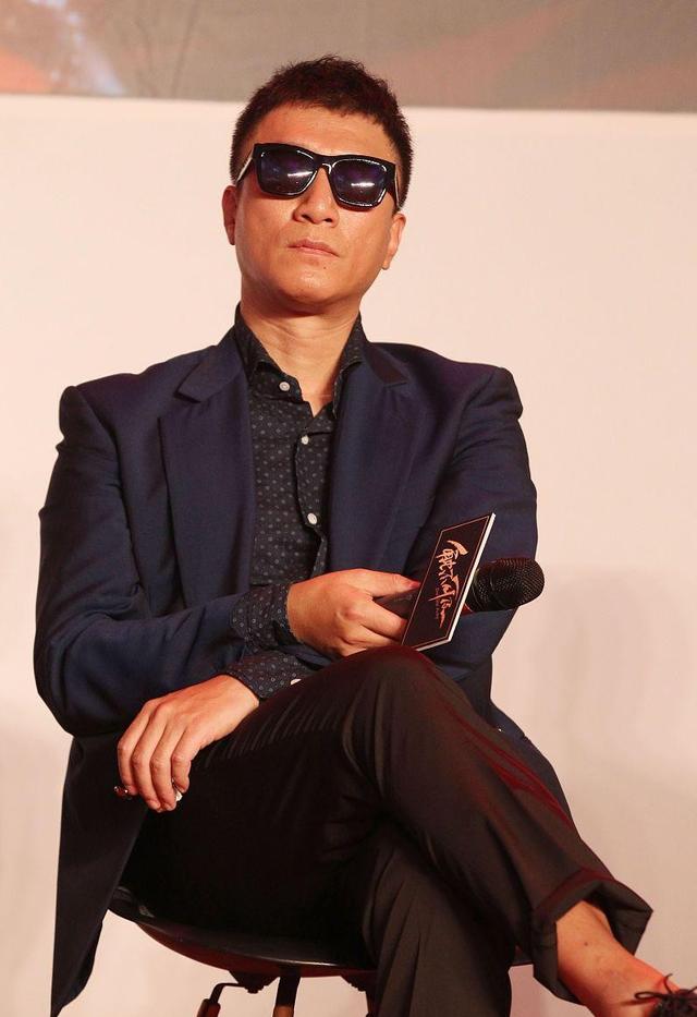 原创扮帅耍酷试试墨镜孙红雷戴上充满型男魅力真让人无法忽视