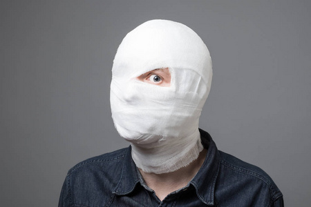 在他头上的绷带的人照片