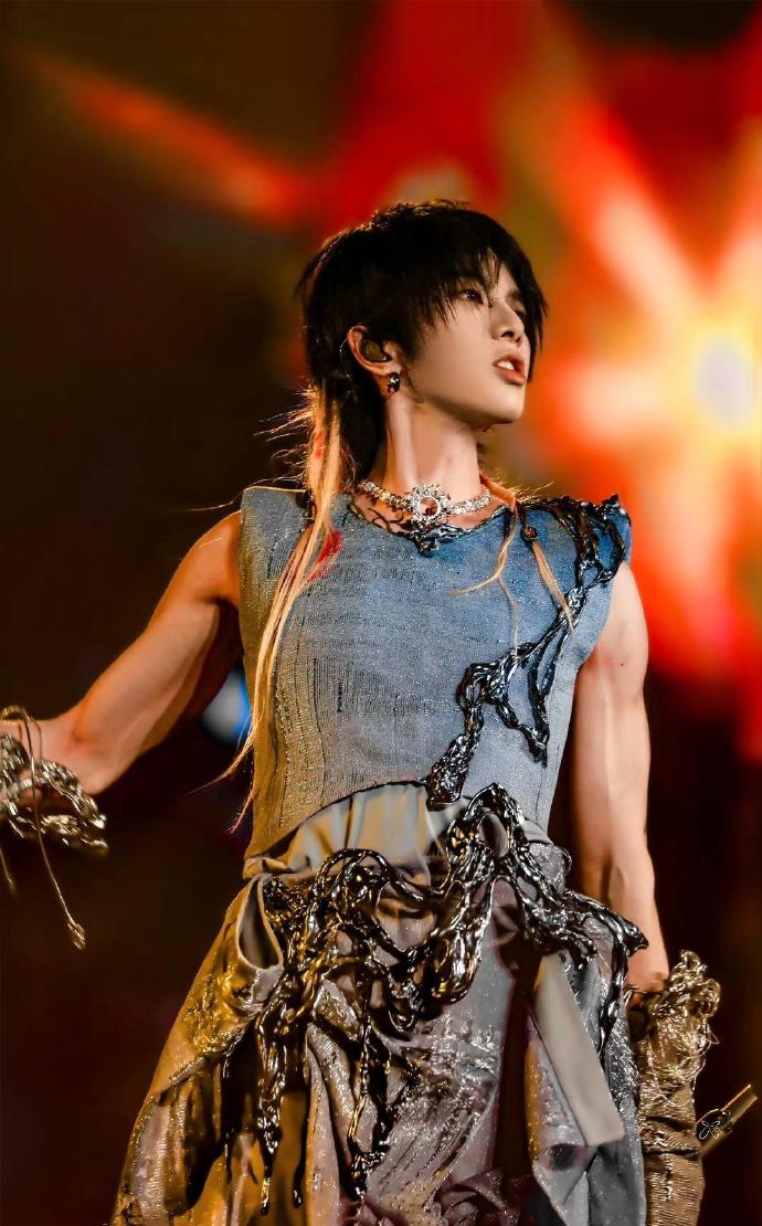 华晨宇再现神级现场##华晨宇惊喜夜新歌首唱