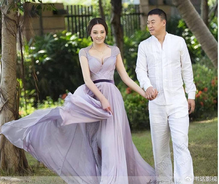 2013年的12月8日,既是马琳与妻子张雅晴的婚礼也是他宣布退役的日子.