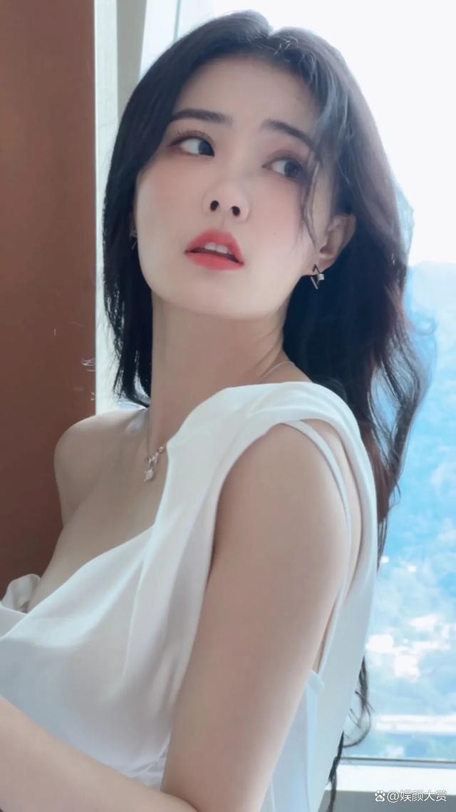 「徐璐性感唯美写真」白色单肩礼裙,温婉清新,芬香动人