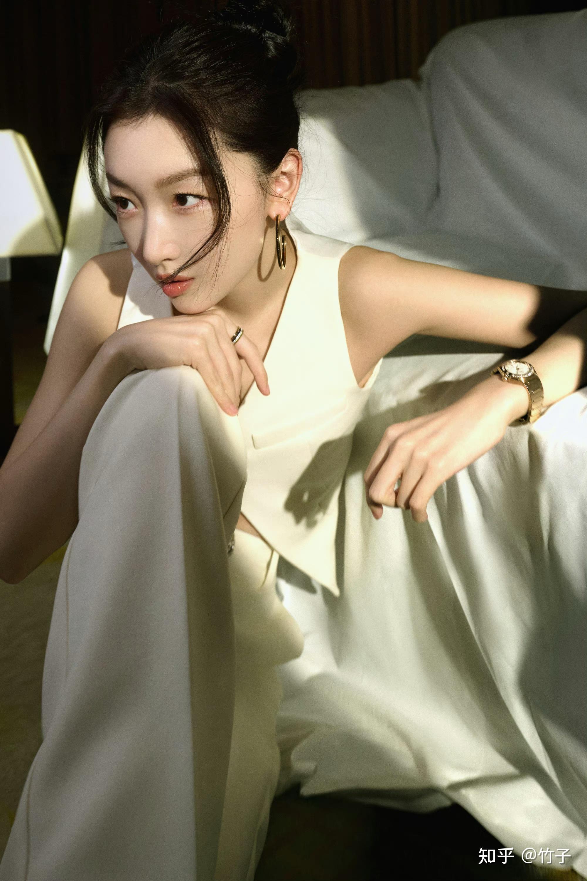 周冬雨最新美照出炉,米白套装温柔知性优雅又恰到好处小性感! - 知乎