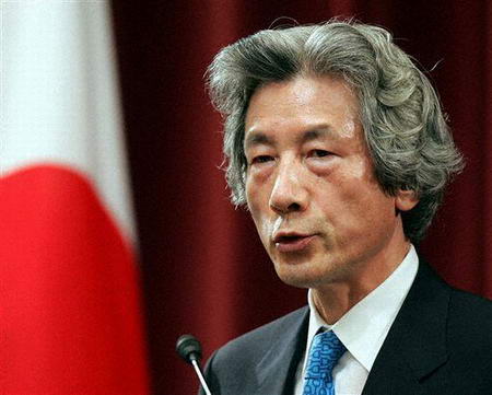 图文日本首相小泉举行新闻发布会