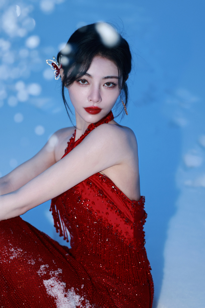 许佳琪超话02@许佳琪kiki#2024说爱你#雪花与红裙共舞白色情人节