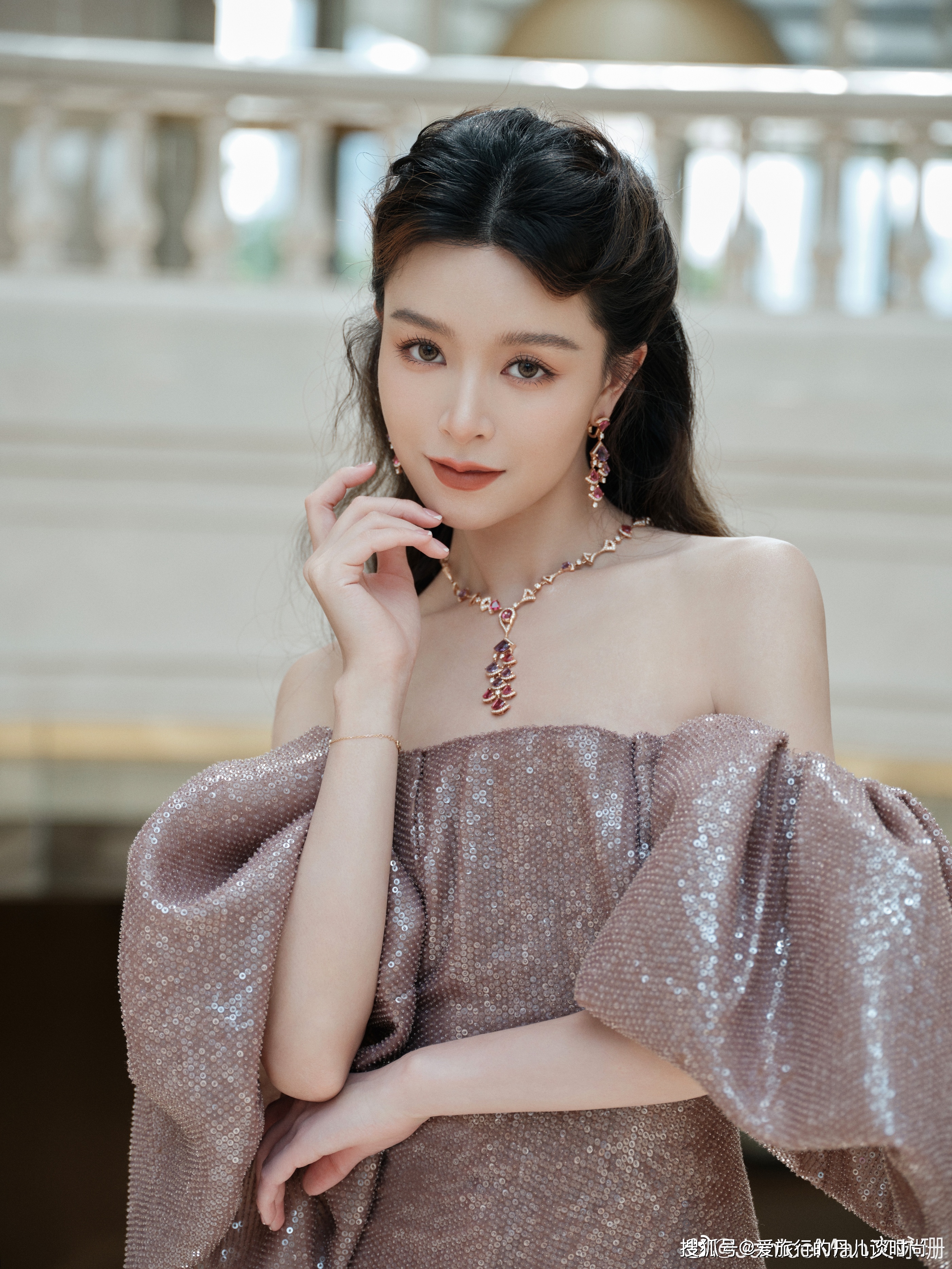 文咏珊身着卡其色亮片礼服裙,展现高贵冷艳公主范.