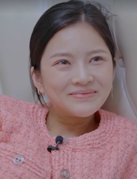 王灿其实是塌鼻梁当她撩头发露出耳朵上疤痕变美的代价太大了