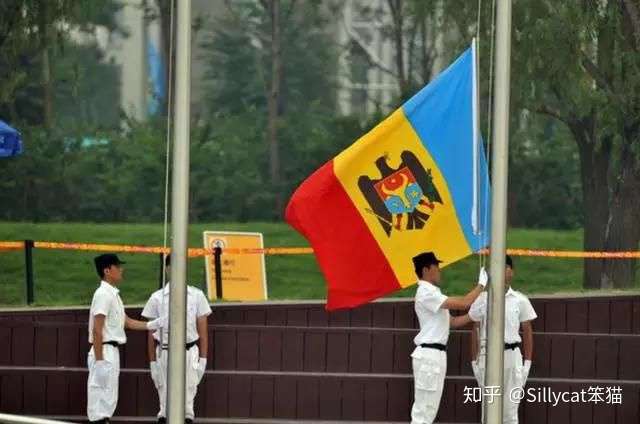 有没有国家或地区的旗帜是从左到右红黄蓝三色的