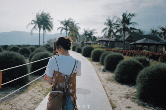 刘雯晒海边度假美照碎花长裙配牛仔裤时尚又文艺