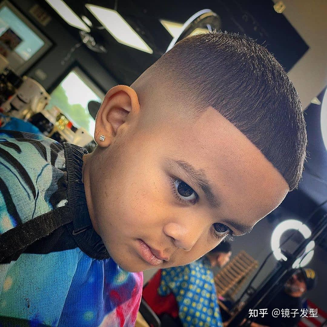 今夏小男孩首选的发型当属小寸头,清爽利落不用过多的打理,相信也是