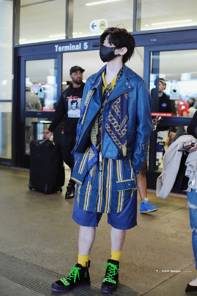 蔡徐坤校园风短裤造型##蔡徐坤白月光学长