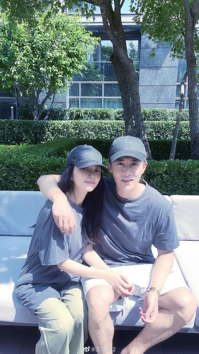 王灿一家人过520,和丈夫一起拍照,两人四目相对十分温馨