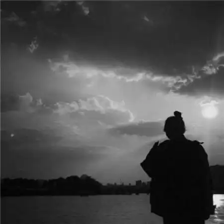 背影黑白情侣头像一男一女微笑亦甜却负忧伤