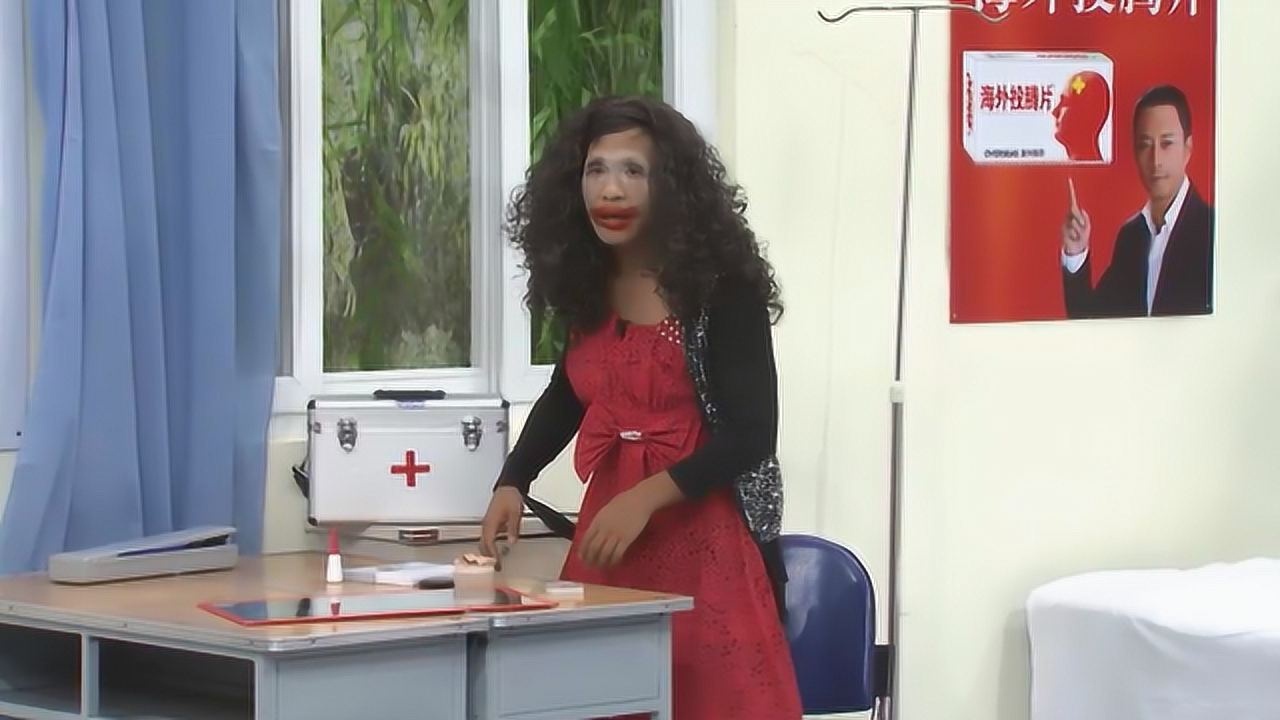 宋小宝男扮女装出场,大白脸配红唇外加一头卷发,把观众看乐了_综艺