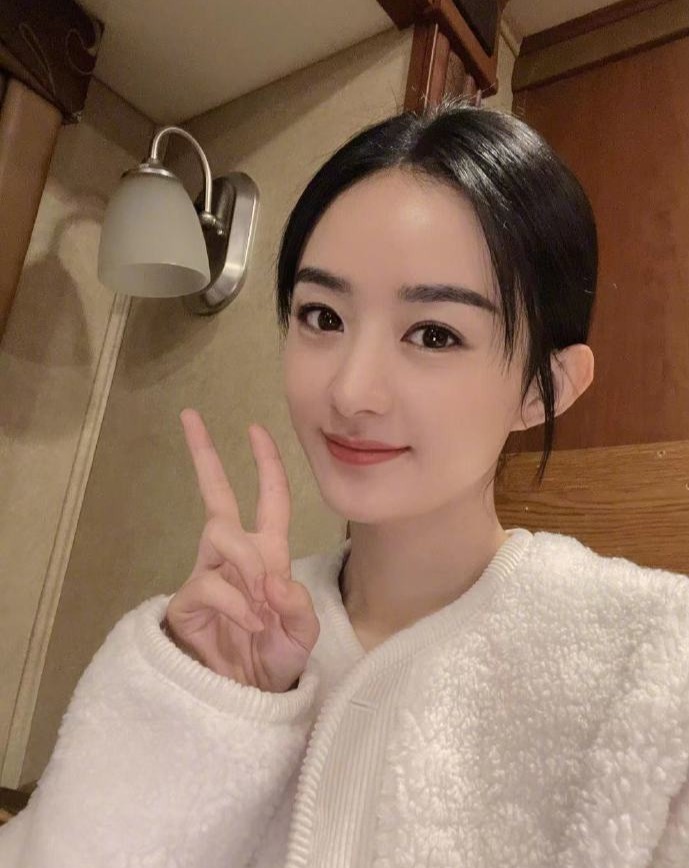 赵丽颖晒照告别角色褪去婴儿肥尽显婉约气质