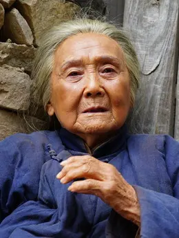 老年大妮(鲁园饰演)