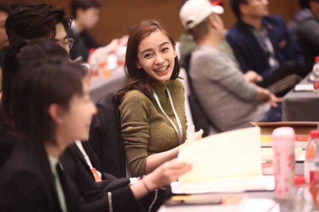 黄晓明关心下angelababy的发际线吧,脱发比杨幂还狠!