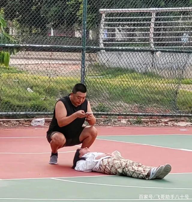 前几天上网刷到一张图: #红底照片竟然可以这样拍#,小姐姐躺在篮球