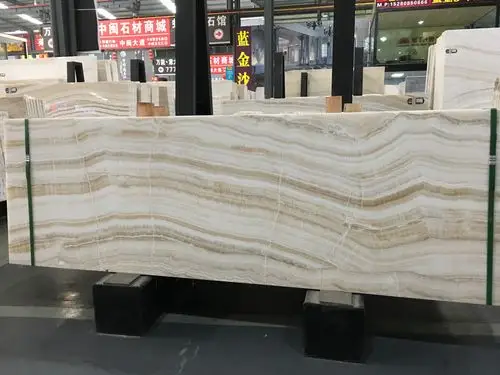 直纹白玉透光效果好,细腻的玉石质感,润泽亮丽,自然通透.