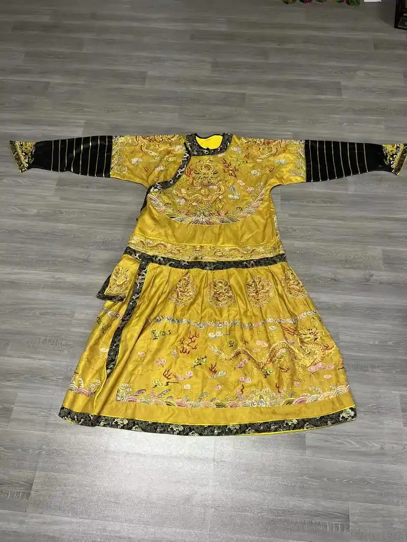 清代乾隆黄色绸缎龙袍制服.#龙袍#皇帝龙袍 #一张照片讲讲此 - 抖音
