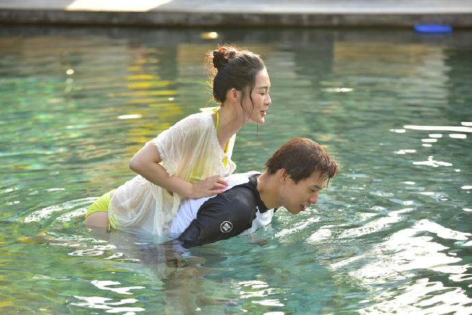 给魏大勋吹头发的是李沁