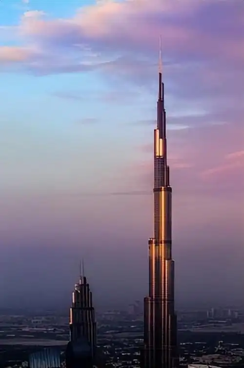 世界最高楼(世界上最高的大楼,造价达15亿美元——哈利法塔)