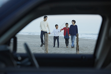 一家四口海边散步图片素材