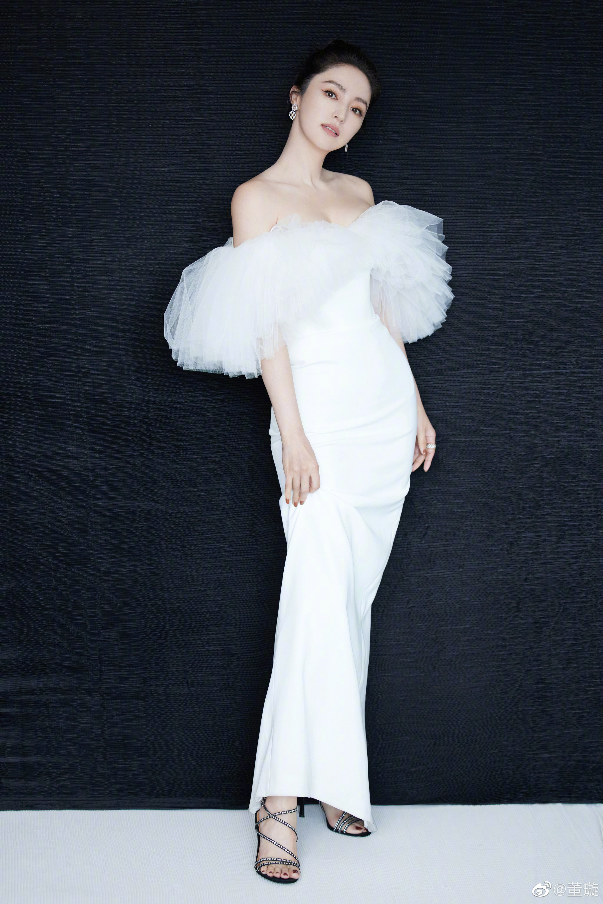 董璇穿白色薄纱裙自拍被吐槽裙子像蚊帐做的董璇的回复太机智