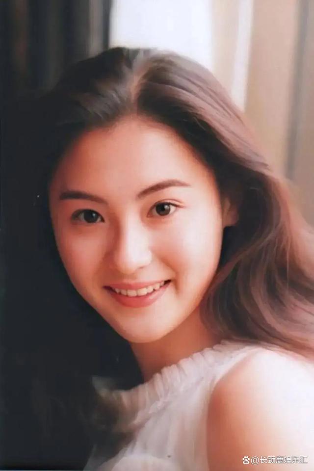 刚出道的张柏芝简直是惊为天人,她拥有着一眼万年的颜值.