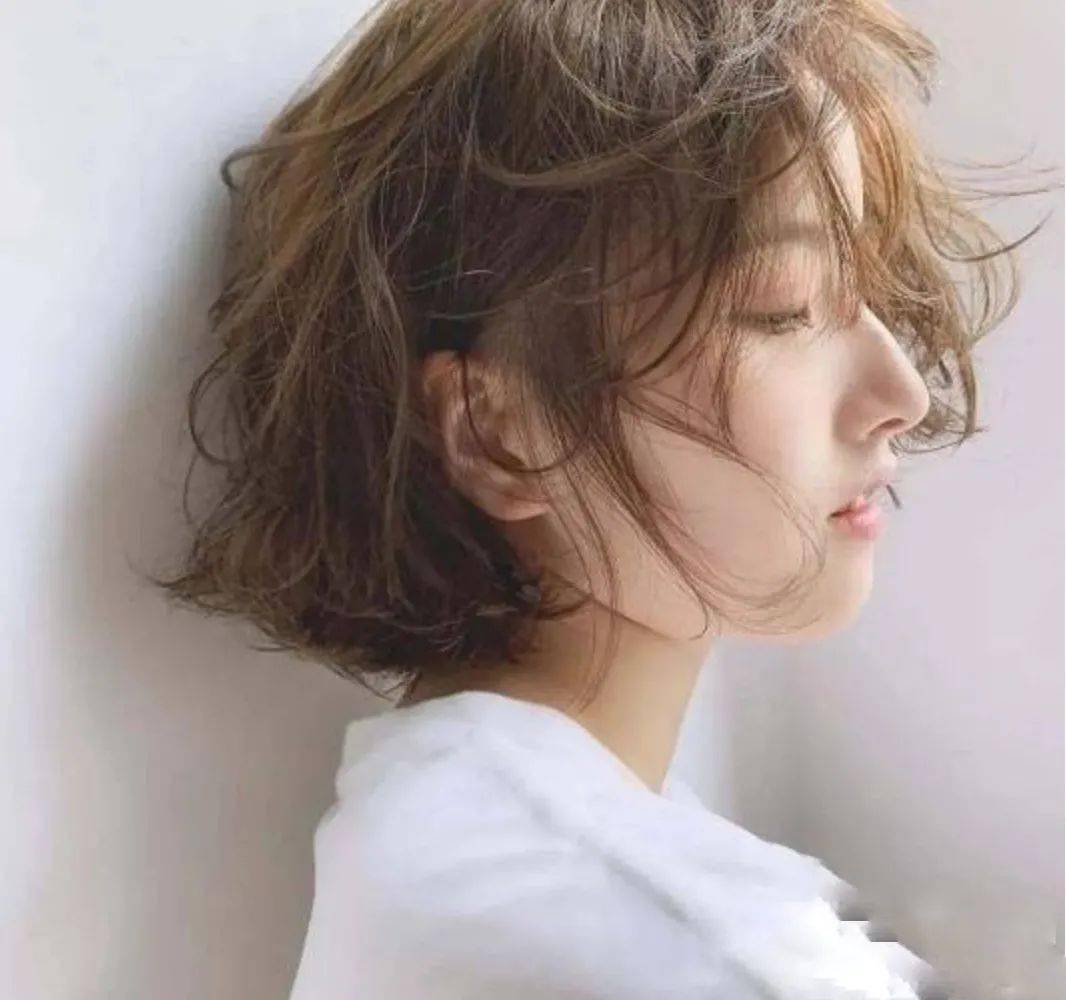 轻熟风的女生烫一个慵懒卷的发型,时尚又有气质,自然卷曲的发丝彰显