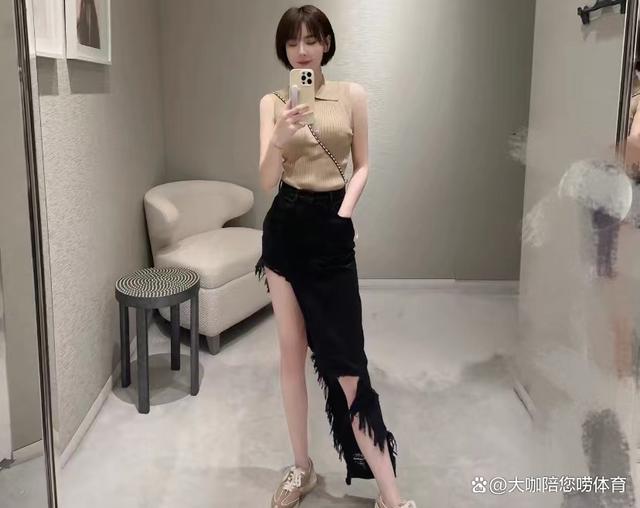 杨鸣新欢美照被曝!身材傲人水蛇腰,年近50岁韵味十足,确实漂亮