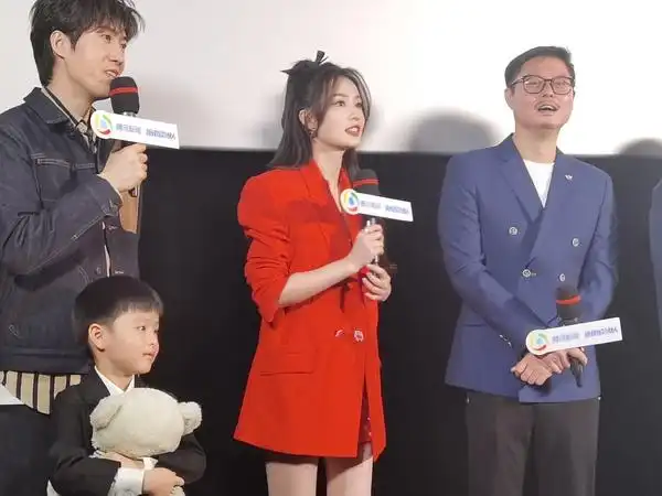 温暖的抱抱首映礼冷艳而性感的李沁