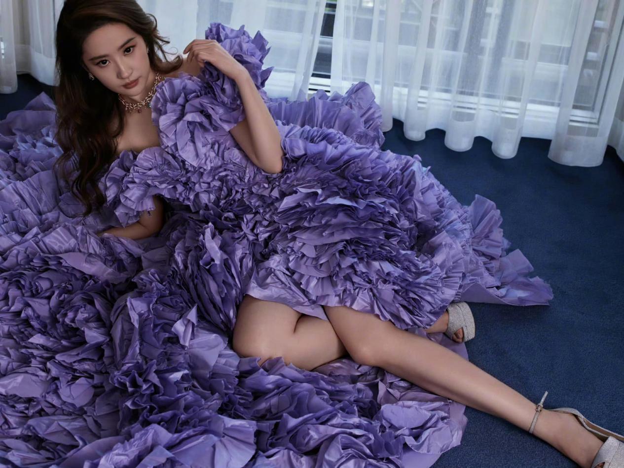 花仙子归来:刘亦菲淡紫露肩花卉礼服亮相《心愿》首映礼