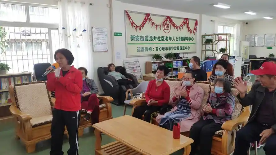 龙井社区老年人日间照料中心开展ktv唱歌小组活动