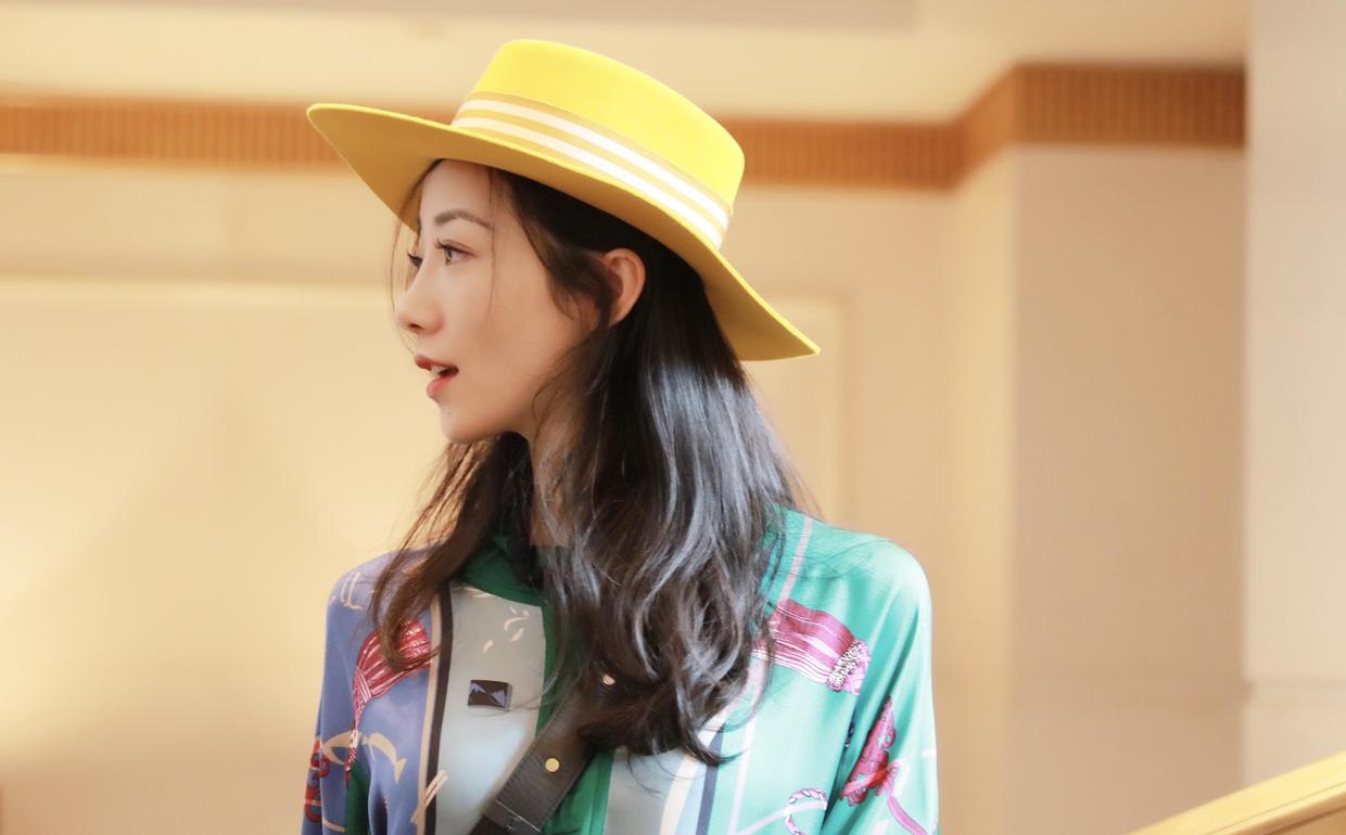 侧面看过去,韩雪的五官也非常的精致.