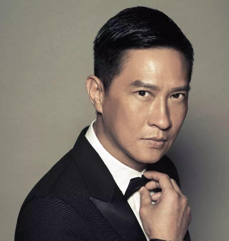 1967年香港出生的张家辉中学未曾毕业便报考了香港警察,由于想当便衣