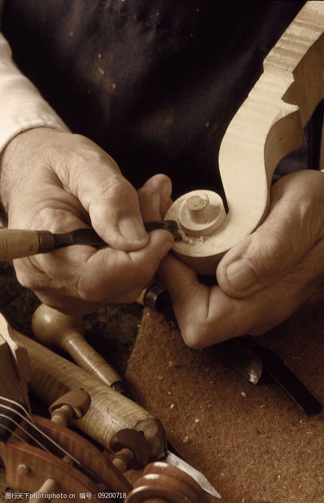 雕刻手提琴匠人图片