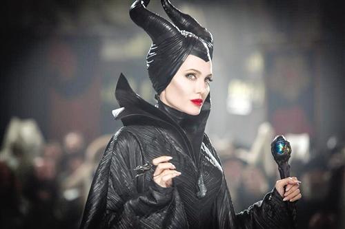 朱莉新片扮女巫吓坏小孩找女儿客串图