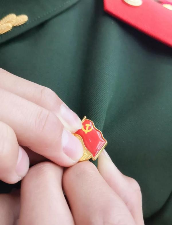 @党员同志,"党课教育千万条,佩戴党徽第一条"!你的党徽戴对了吗?