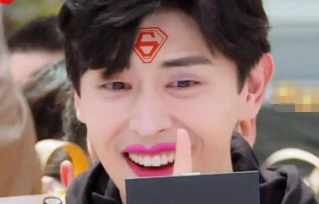 邓伦被恶搞化妆,看到妆后效果,别人都看不下去,唯独热巴盯着笑_节目