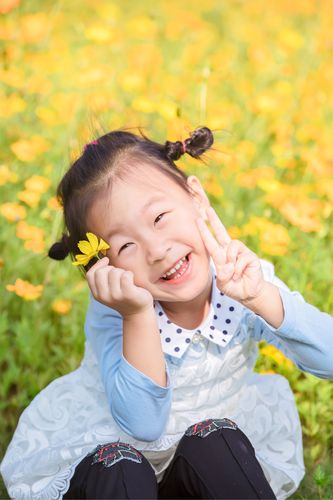 可爱的小姑娘,我能给你拍张照片吗?