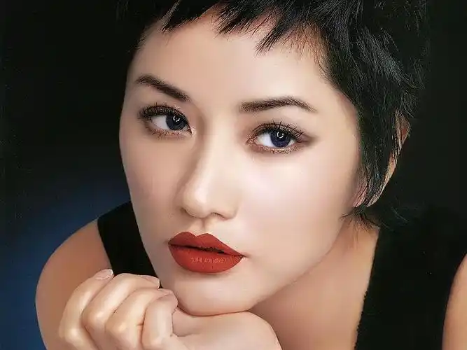 瞿颖留短发挺飒呀!