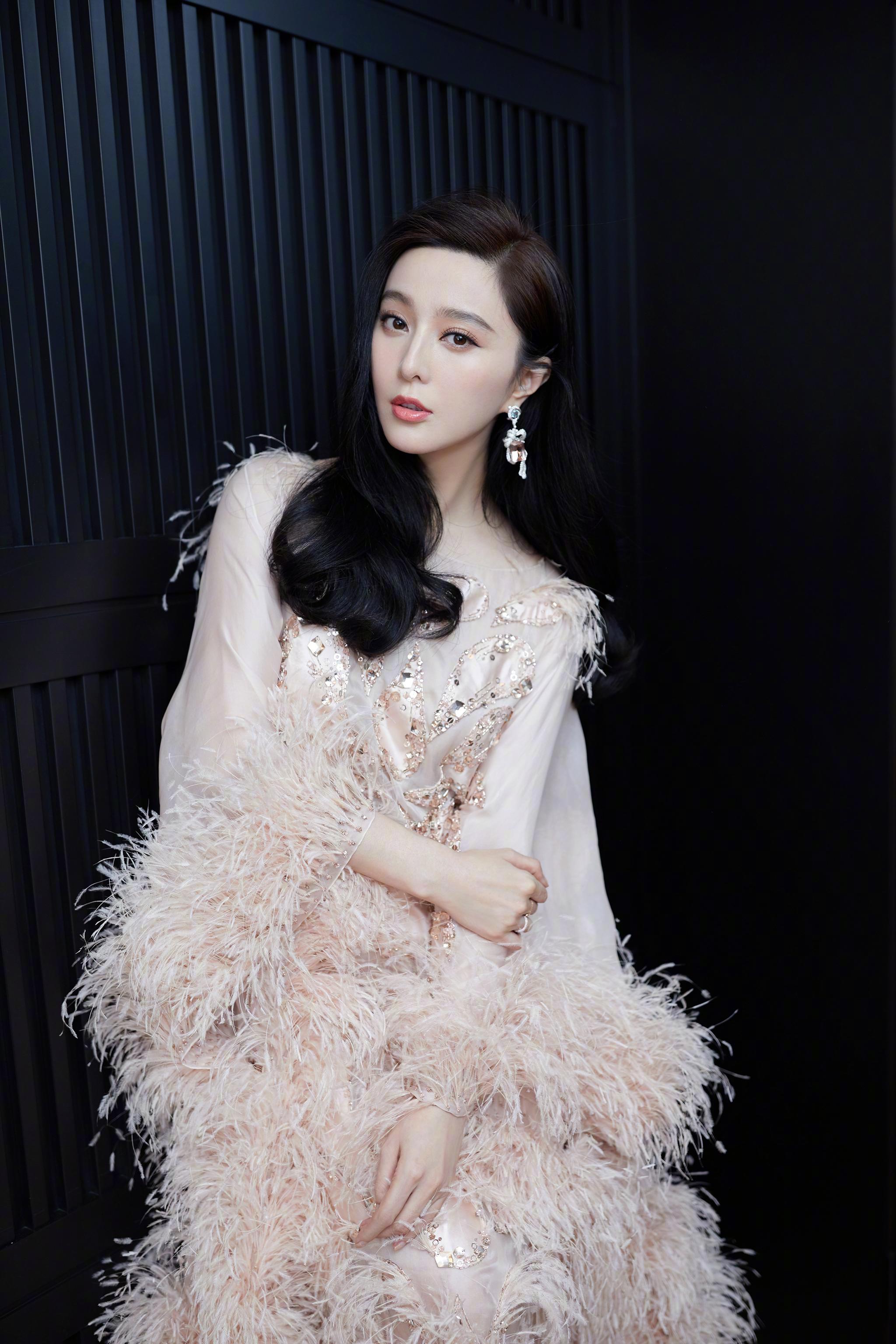 1月6日出席 的@范冰冰 ,身穿的是ralph&russo 2019春夏高定礼服