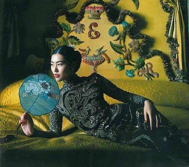 刘雯穿旗袍大片演绎中国风,v领露背新时尚