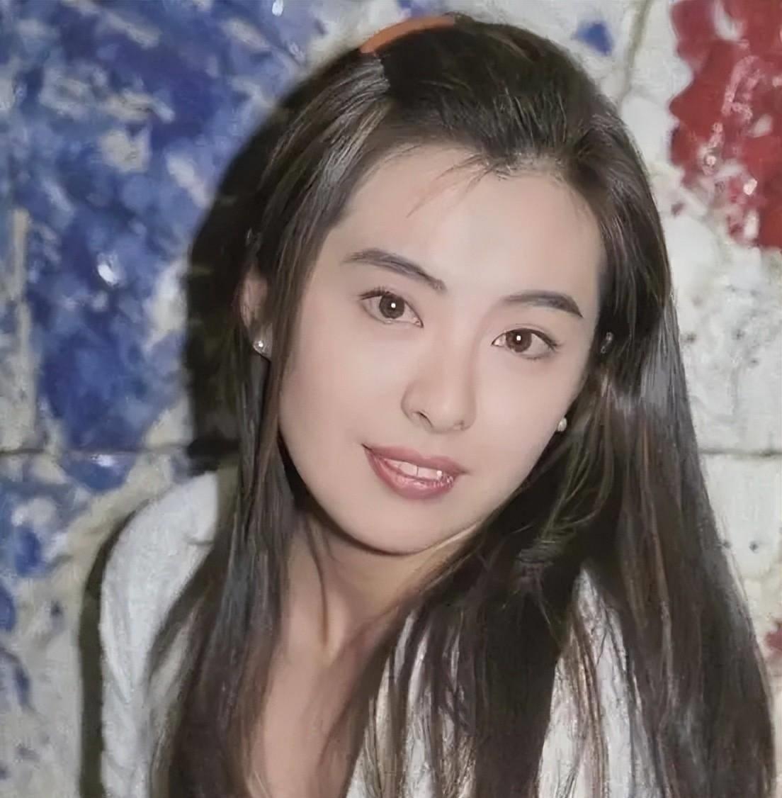 56岁王祖贤近照,抱狗晒太阳,生活悠闲,少女感十足重回颜值巅峰_照片