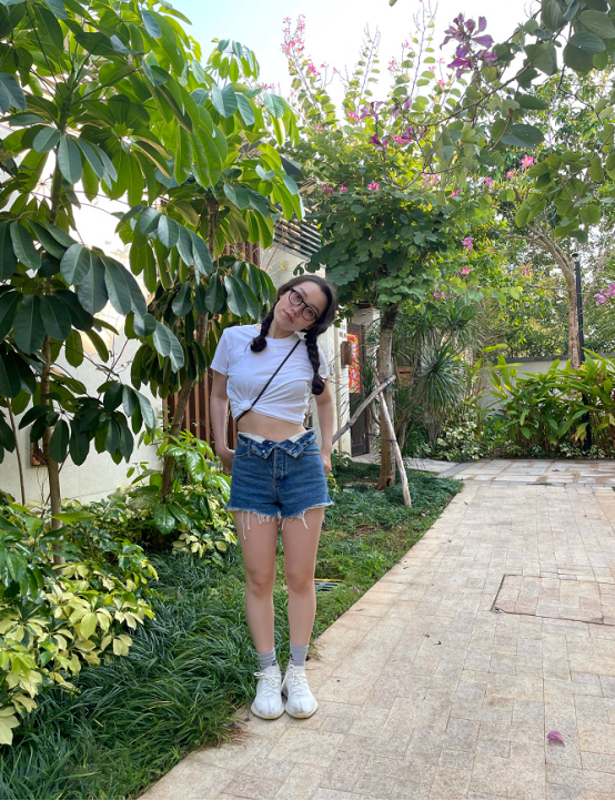 不得不说gai的妻子王斯然穿衣真有个性,不露不穿太显身材,看着更有