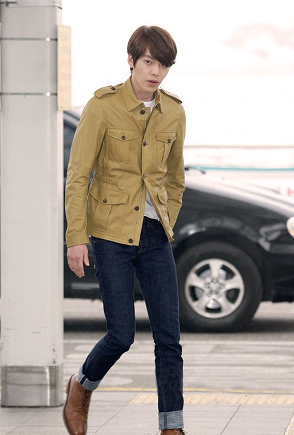金宇彬:身穿成熟的深黄色外套内搭白色的衣服,下身也是酷酷的深蓝牛仔