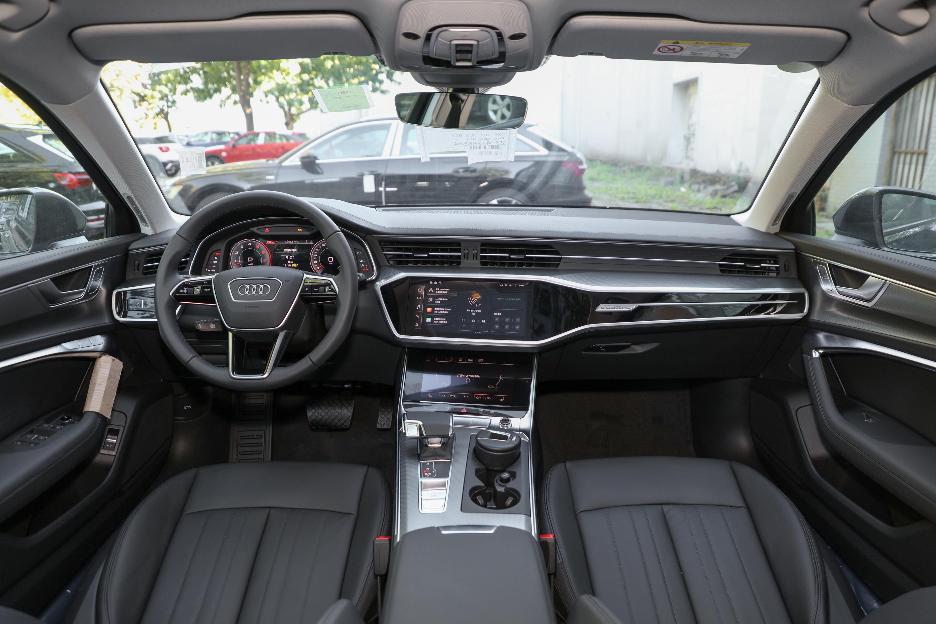 来到这款车的内饰,奥迪a6的内饰布局给人感觉就是大气上档次.